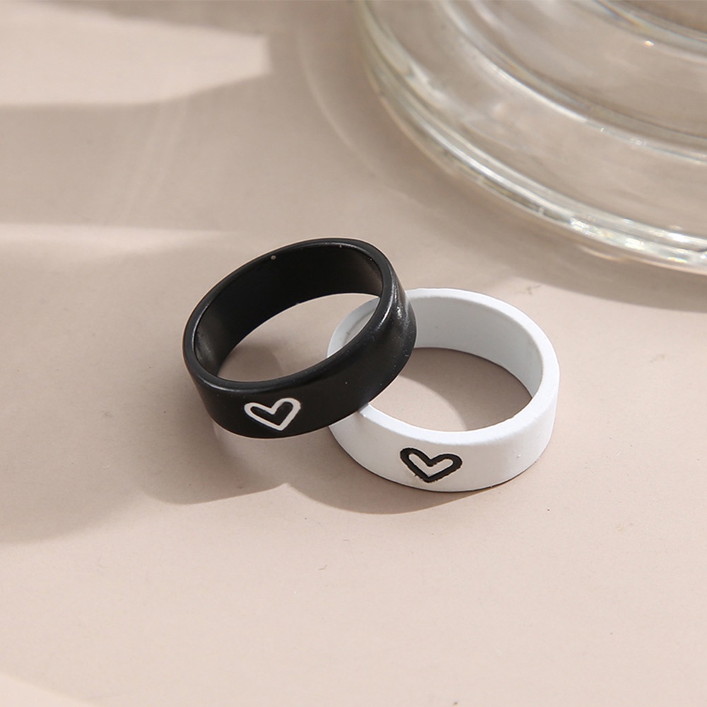 2pcs Cincin Desain Hati Warna Hitam Dan Putih Untuk Pria Dan Wanita