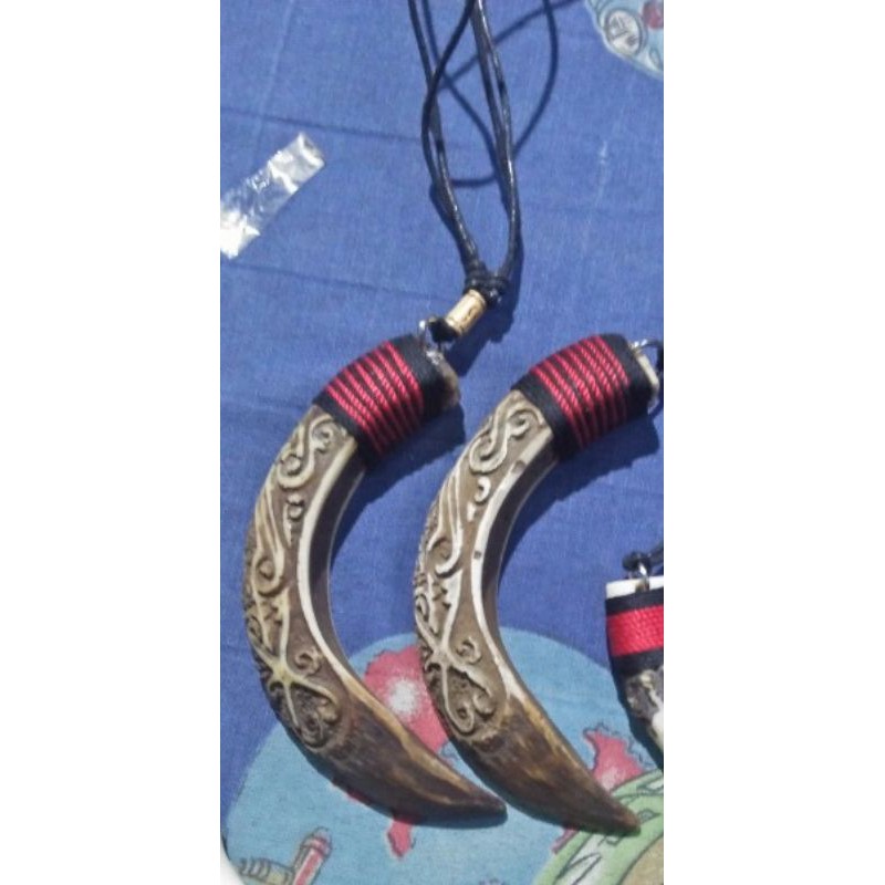 kalung etnik taring babi ukir