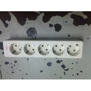 Stop kontak 5 lubang uticon