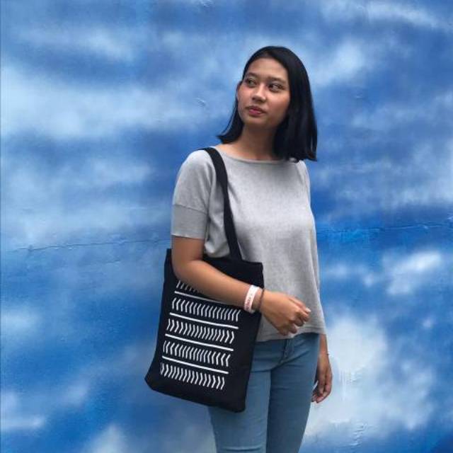 Tote Bag Kanvas Wanita Resleting dengan Desain Aesthetic Motif Garis Gaya yang Elegan dan Minimalis