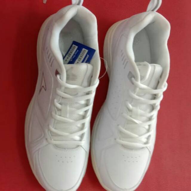 Sepatu sport putih pria Bata original  bahan sintetis