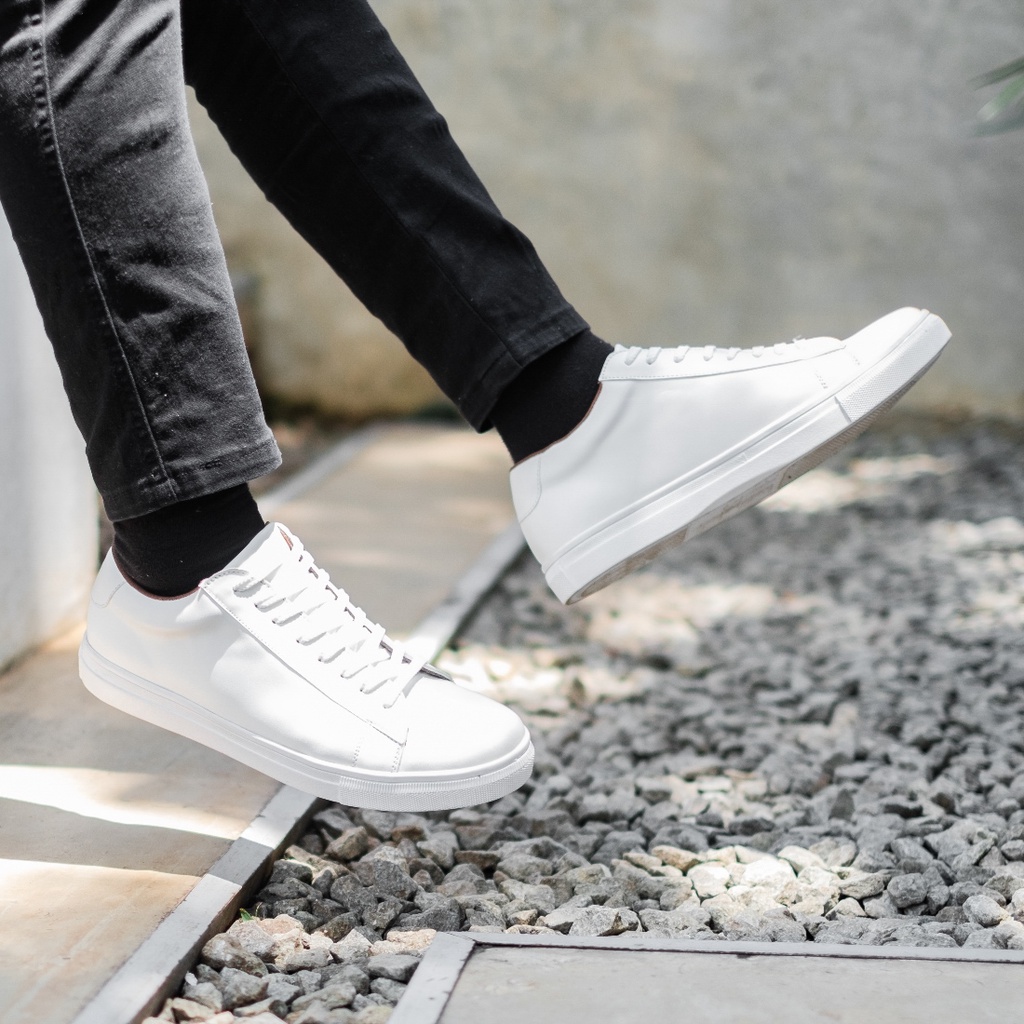 MUZZLE FULL WHITE ORIGINAL x LVNATICA Sepatu Sneakers Putih Polos Pria Kets Tali Casual Jalan Santai Hangout Main Nongkrong Kondangan Sekolah Kuliah Distro Fashion Sport Shoes Semi Kulit Premium Skate Footwear Big Size Jumbo Ukuran Besar 44 Keren Terbaru