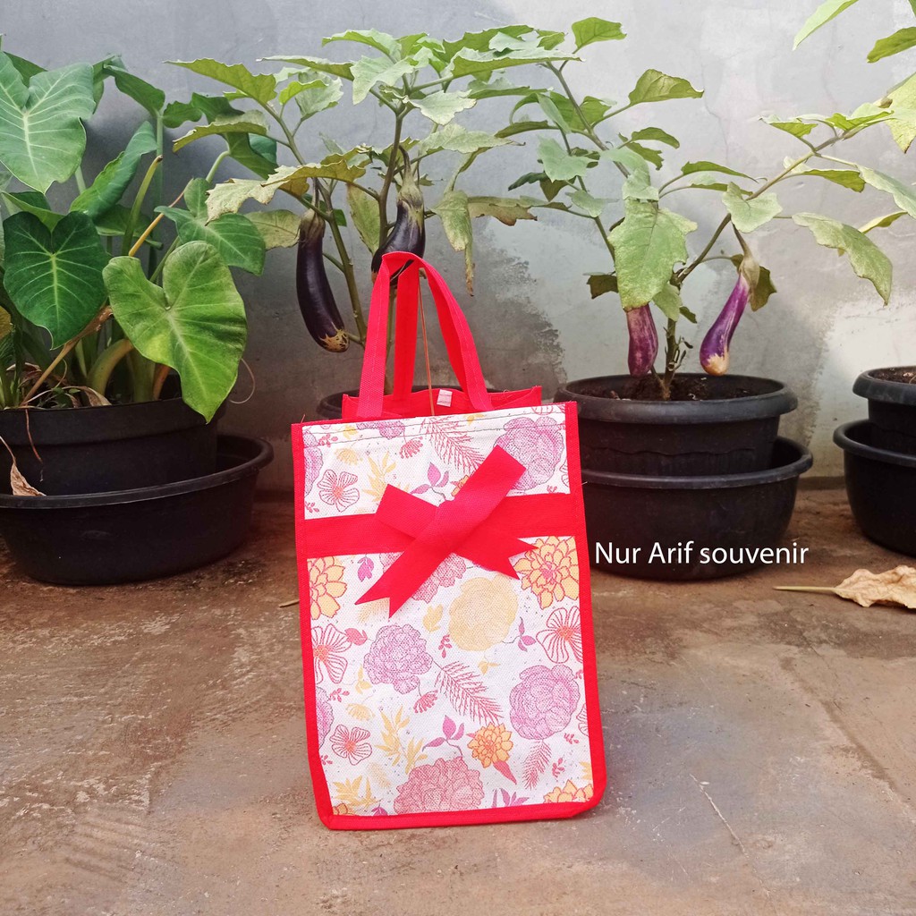 

SOUVENIR TAS HAJATAN GOODIE BAG MOTIF AFIFAH (22X22)