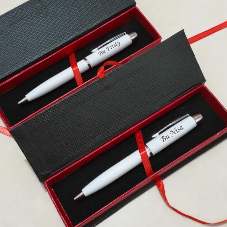 

[11] Pulpen Parker HS-222 Custom Nama | Pena Ballpoint Cina Biasa | Pulpen TW Metal Promosi | Pen Souvenir untuk Hadiah Kado Pacar, Kado Cewek Cowok, Kado Wisuda, Ulang Tahun, Valentine, Wedding, Hari Guru Ibu Ayah mjog486