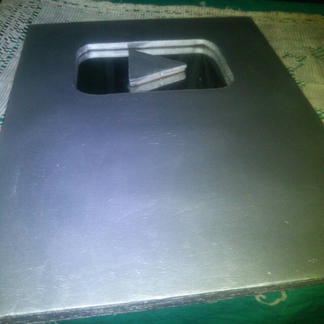 

Silver playbuton