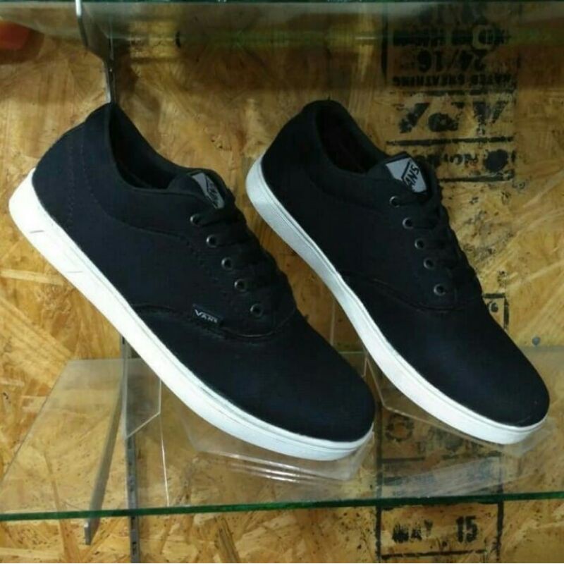 sepatu  murah hitam putih