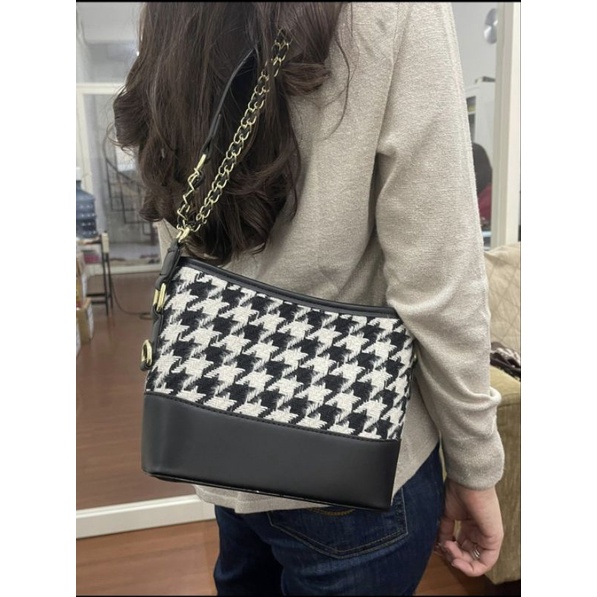 NAOMI - Laurel Sling Bag Import Premium - Tas Selempang Rantai Wanita - Tas Kulit Sintetis Tebal Motif Cantik - Tas Hangout - Tas Wanita - Tas Naomi - Naomi Bag - women bag