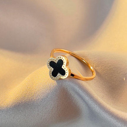 Cincin Bentuk Daun clover Bahan titanium steel Warna Emas Gaya Korea Untuk Wanita