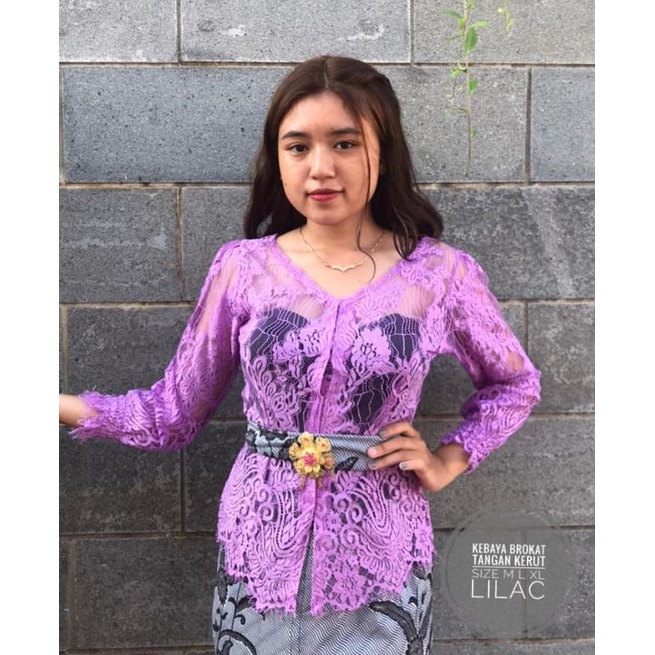 Kebaya Brokat Model Leher V Tangan Kerut