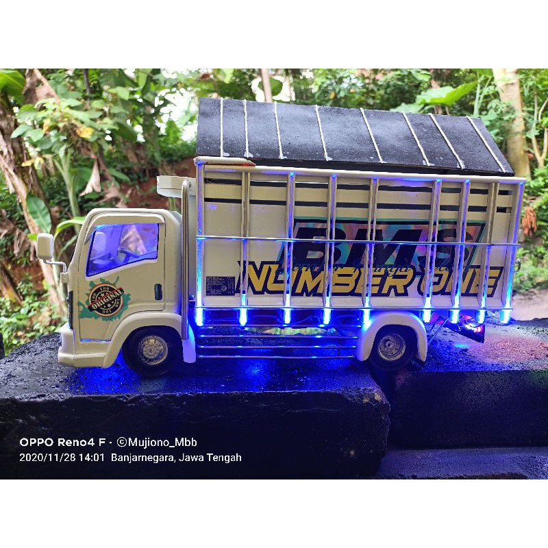 Miniatur Truk New Tawakal Bahan PVC Full Lampuan