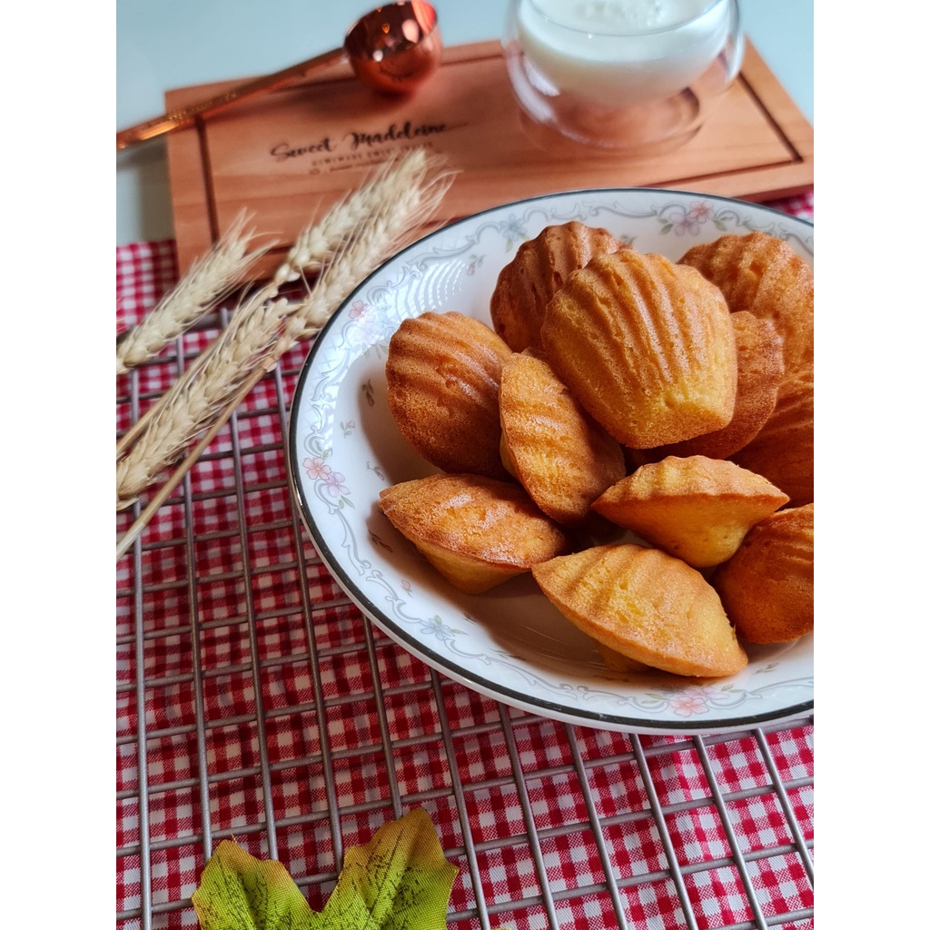 

Authentic Classic French Madeleines 10 pcs Full Butter Wijsman Wisman Enak