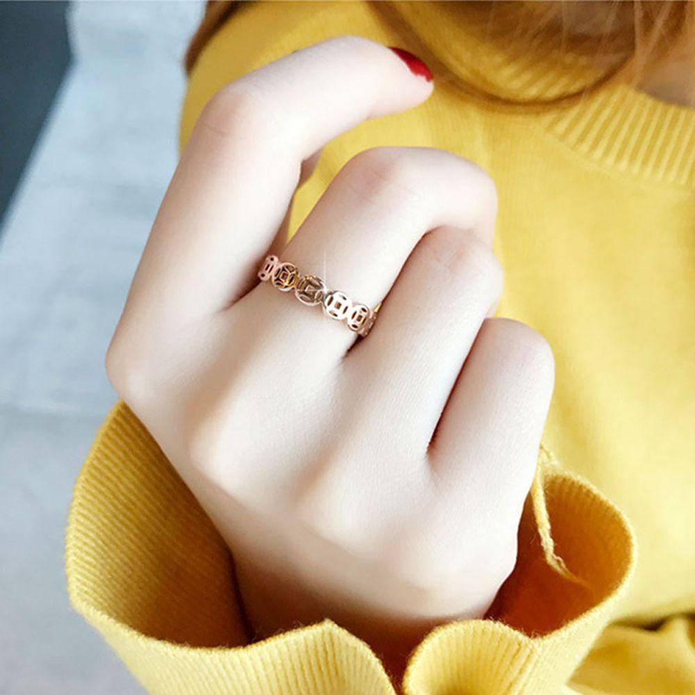 Needway Wanita Cincin Uang Elegan Retro Hollow Stainless Steel Kekayaan Keberuntungan Untuk Pria Penangkap Koin Rings