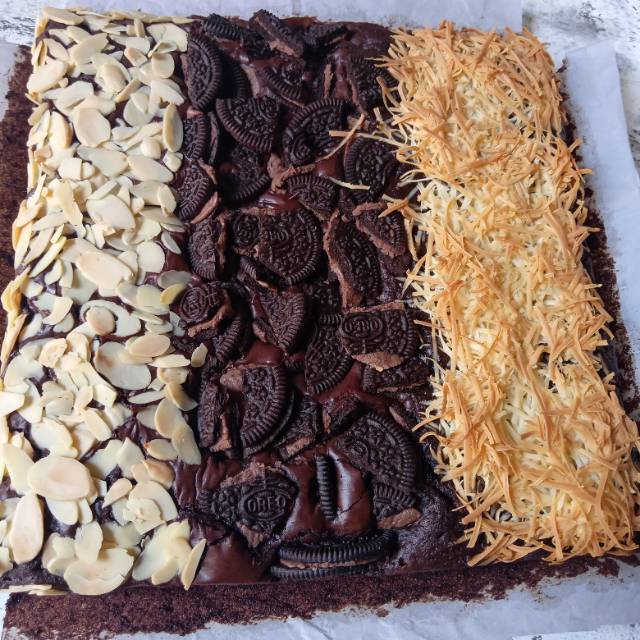 

Fudgy Brownies keju Oreo almond