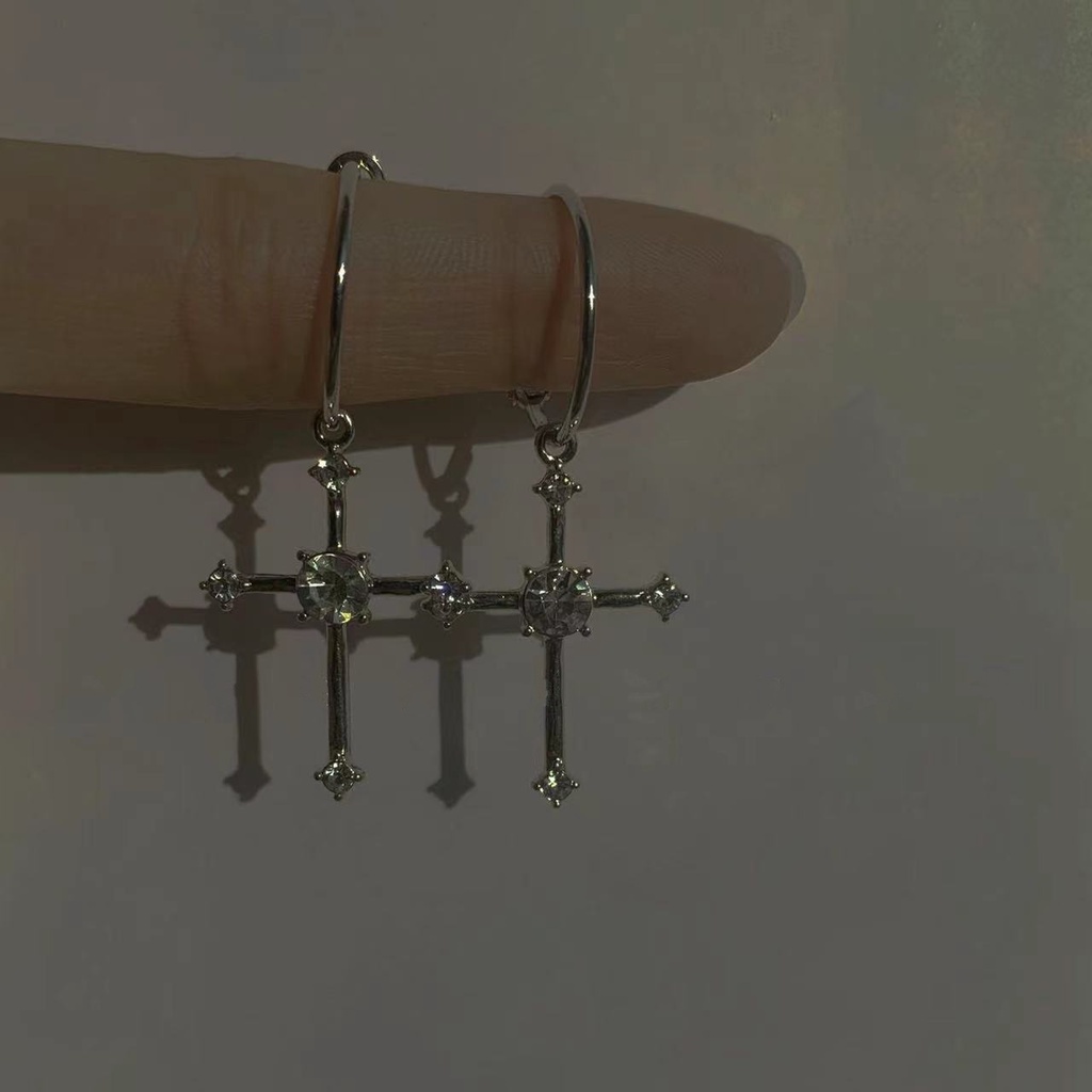 Anting Tusuk Gantung Desain Salib Hias Berlian Gaya Simple / Retro Untuk Wanita