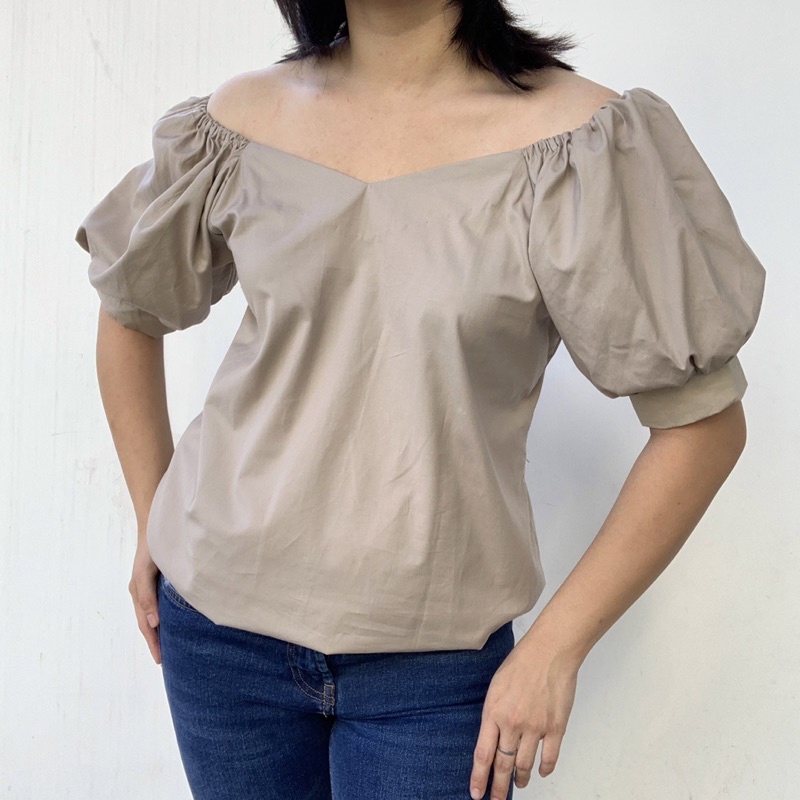 Blus sabrina pendek korea lengan puff krem khaki