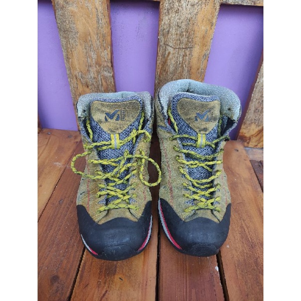 sepatu MILLET second