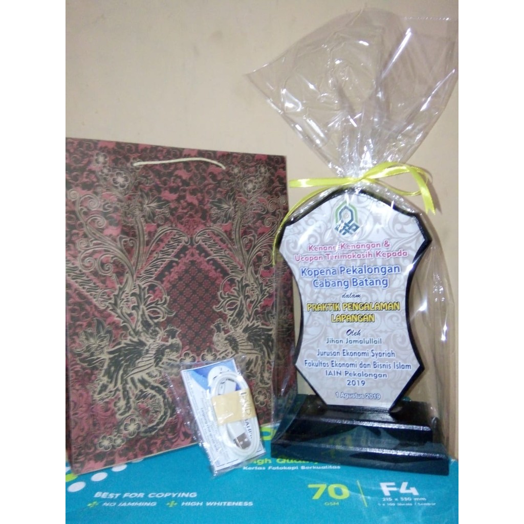 

Plakat Kayu + Packing Paperbag Murah Berkualitas