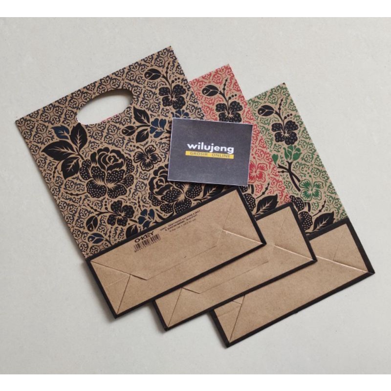 

Paper Bag Pond A Okey Batik Kraft Plong Untuk Kado Bingkisan Tas Kertas Ukuran Lebar Luar 20cm x Panjang 26cm x Lebar Dalam 8cm Paperbag (1 pak / 10 pcs) (650gr)