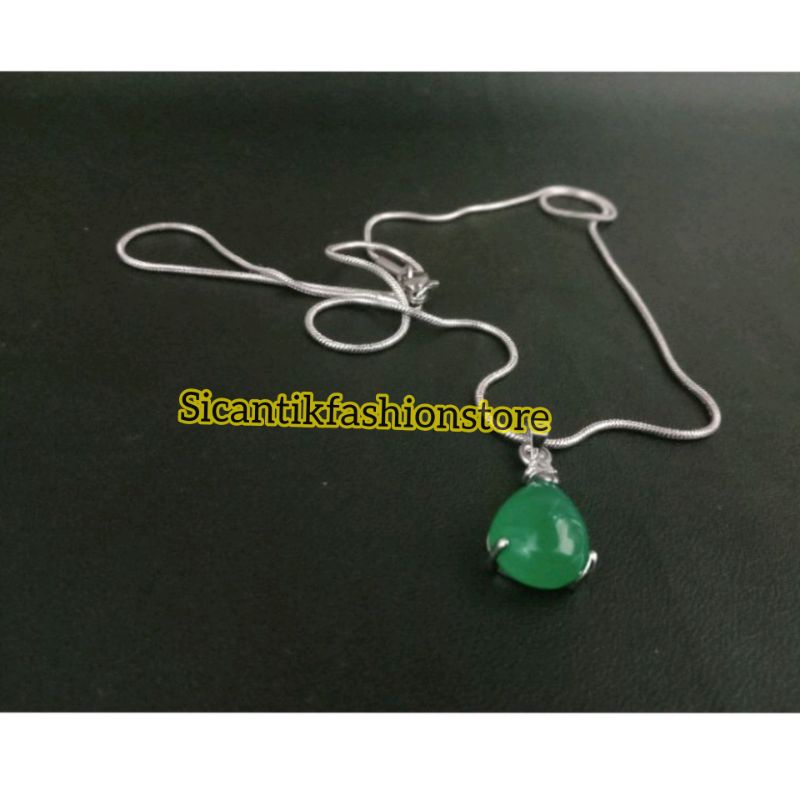 Kalung Titanium Liontin Batu Giok Fashion Pria Wanita Terlaris Anti Karat Liontin Giok Hijau Mewah