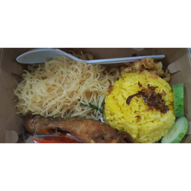 

Nasi Kuning + Ayam Goreng + Bihun goreng + Sambal