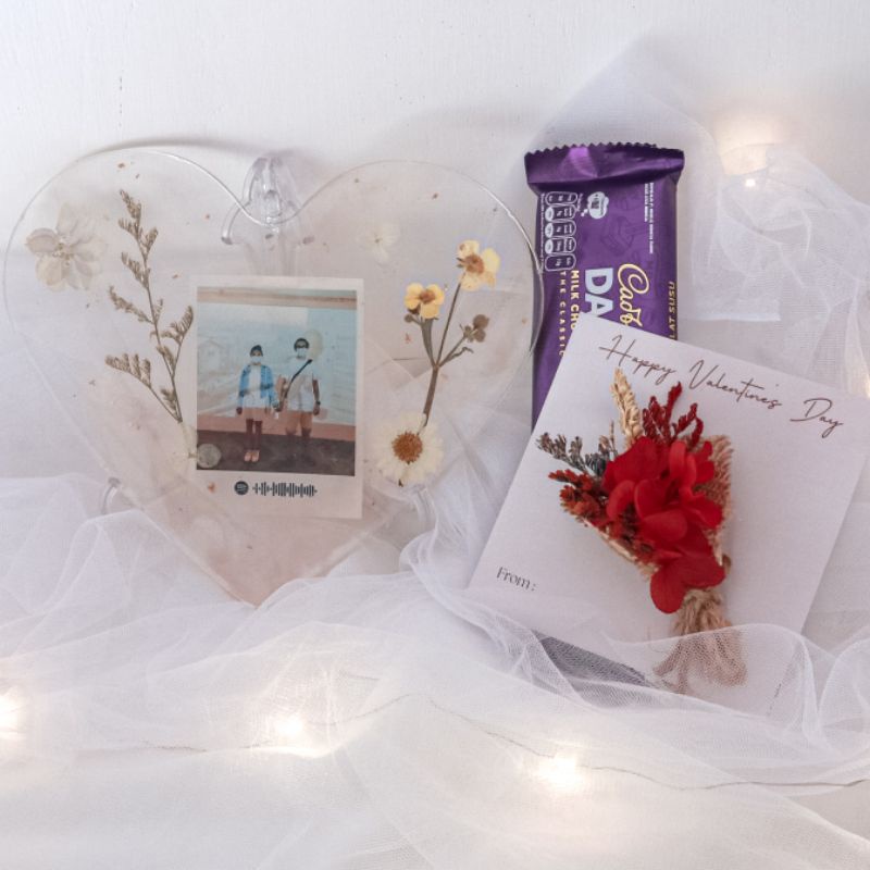 

Kado valentine /Valentine Gift Box / Resin photo frame / valentine hampers