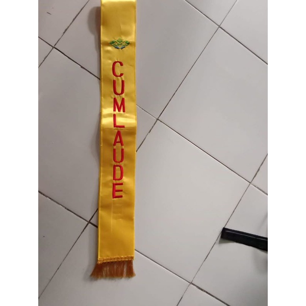 Selempang Cumlaude UIN dengan logo dan rumbai