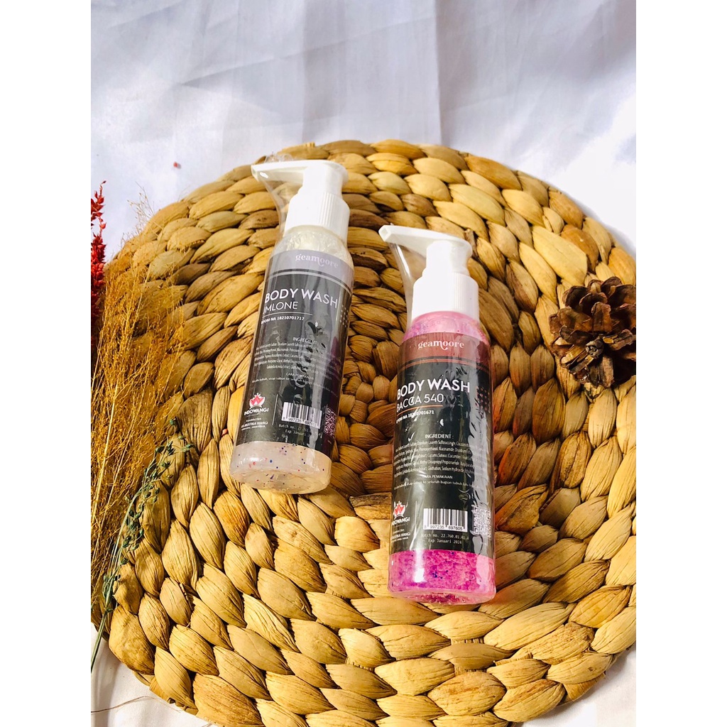 Geamoore Body Wash / Sabun mandi scrub badan yang wangi tahan lama dan bisa untuk mencerahkan kulit tubuh bisa mengatasi segala permasalahan kulit seperti gatal atau jerawat punggung dan juga bisa mengangkat sel kulit mati dengan harga yang murah meriah