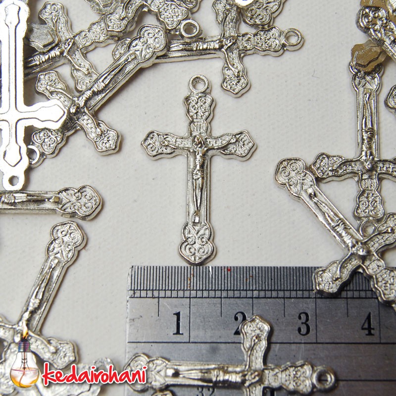 Bandul Salib / Cross Logam Unik Corpus Yesus Perlusin Bahan Souvenir Kalung / Gelang Rosario