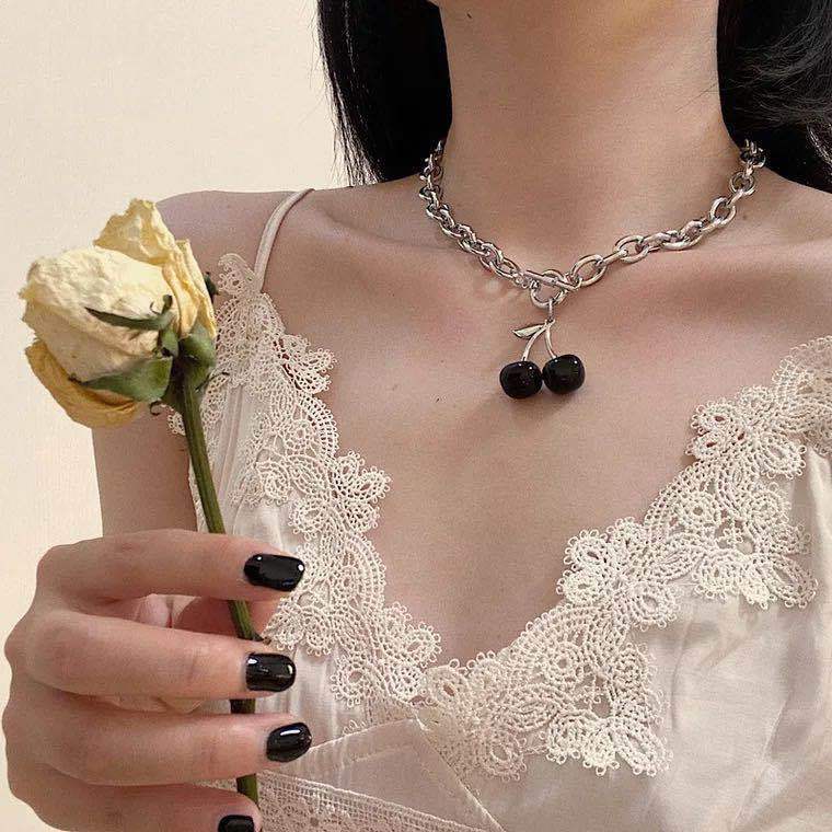 Kalung Liontin Ceri Hitam Fashion Kata Gesper Kalung Rantai Tebal Kepribadian Fashion Aksesoris Gadis Keren