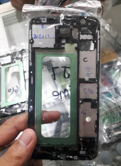 Frame tulang tatakan bazel tatakan lcd samsung J7 prime G610