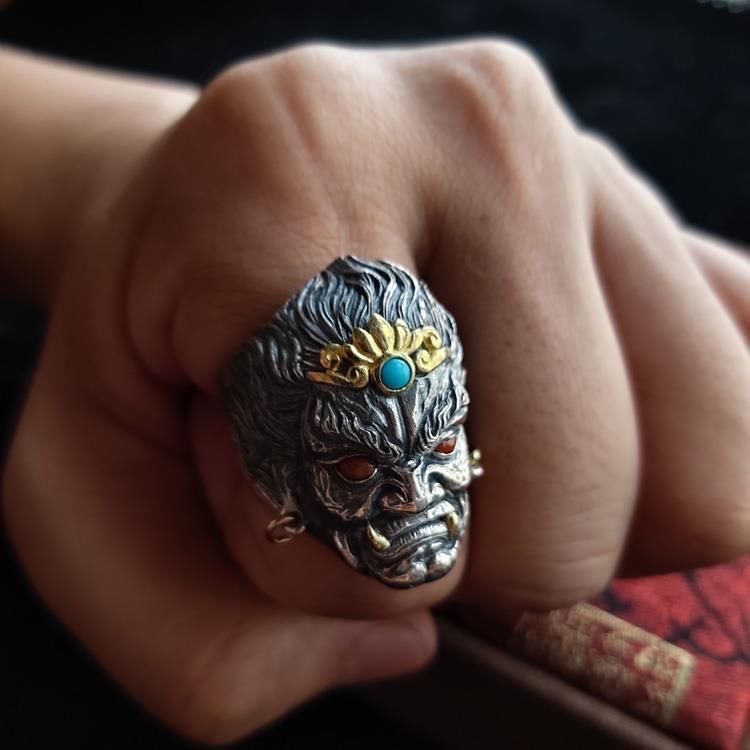 Cincin Pria Bahan stainless steel Desain Kepala ape Mata Merah Gaya Retroetnik adjustable handmade Untuk Hadiah