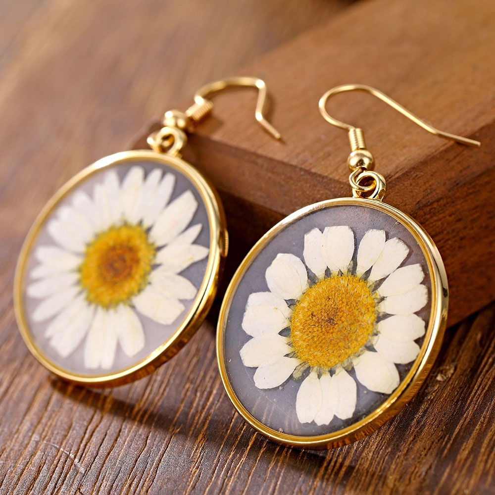 Anting Drop Bentuk Bunga Daisy Kering Bahan Resin Transparan Gaya Bohemian Untuk Wanita