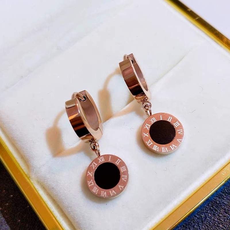 Anting Titanium Wanita Hitam Bulat Angka Romawi Liontin Gesper Telinga Anti Karat Anti Hitam Perhiasan Korea