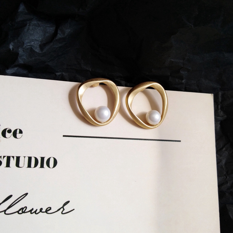 Exquisite Bright Anting Stud Bentuk Bulat Geometris Aksen Mutiara Imitasi Bahan Metal Warna Emas Untuk Wanita
