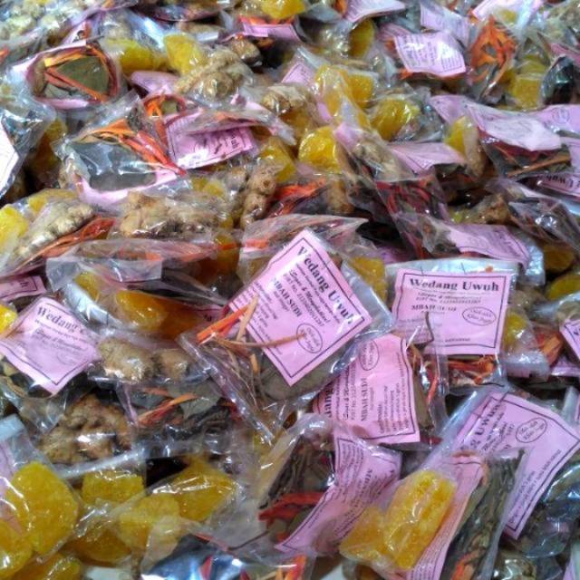 

WEDANG UWUH LENGKAP OLEH OLEH IMOGIRI 1 BUNGKUS ISI 5 PCS Rp 30 RIBU