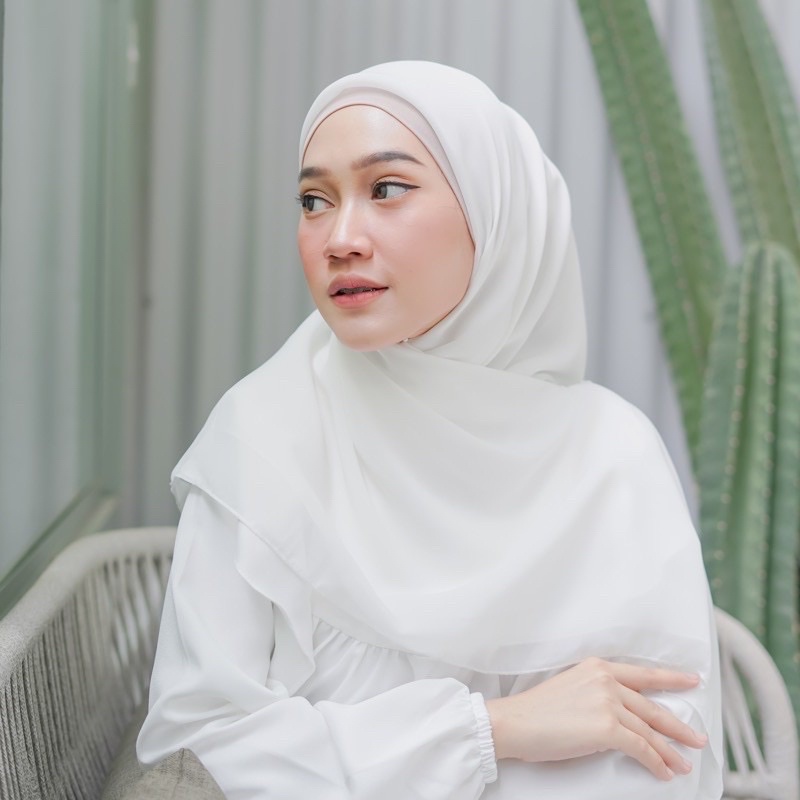 Hijab Segiempat || Bella Square Pollycotton Premium polos 115x115 || Jilbab Bella Square Polos Part 2-BELLA Broken white