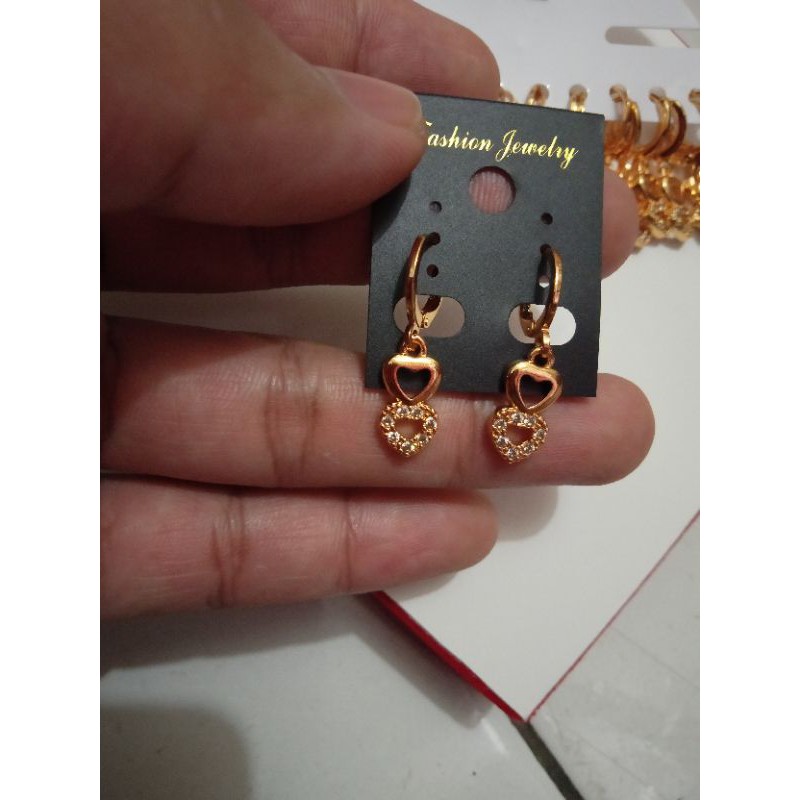 anting xuping wanita berlapis emas dengan mata zircon BB93.