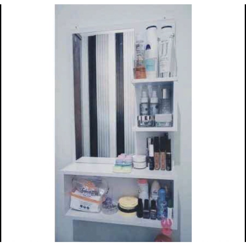 Rak dinding tempel, kaca rias tempel