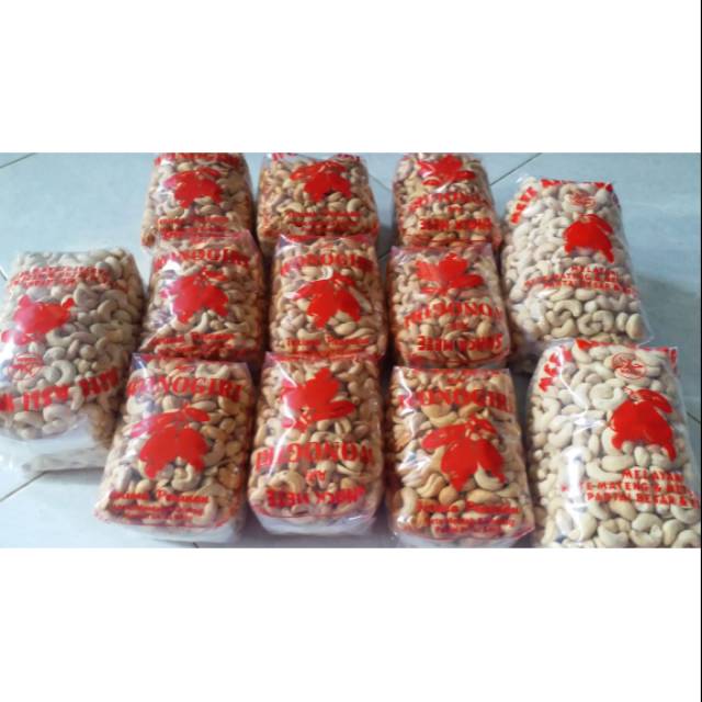 

Kacang mete utuh matang