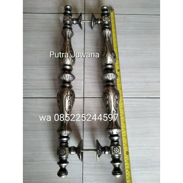 Tarikan pintu rumah-Handle gagang kuningan. Baut tembus