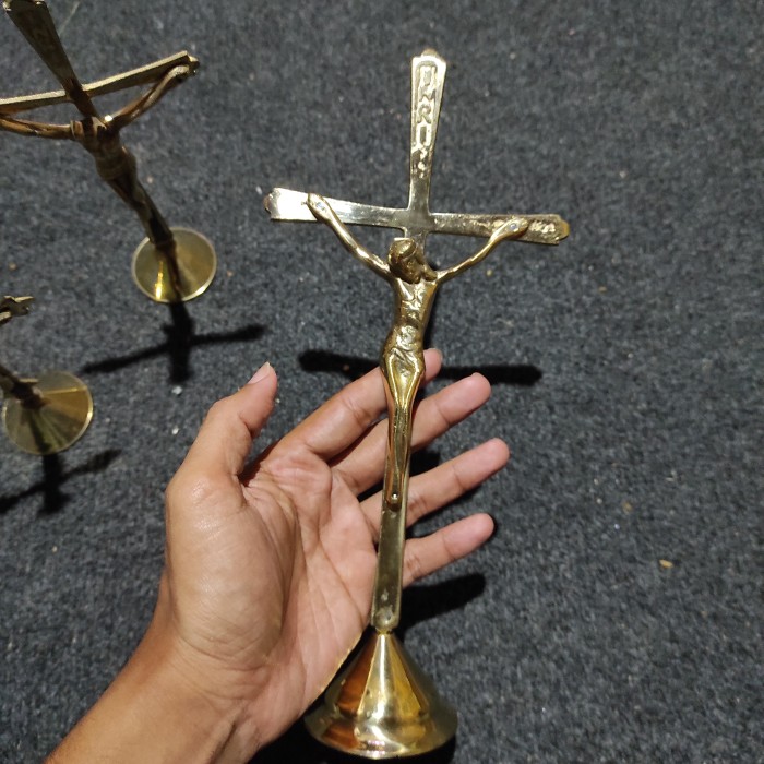 Salib yesus meja / salib duduk yesus / salip rohani kuningan - besar Laris