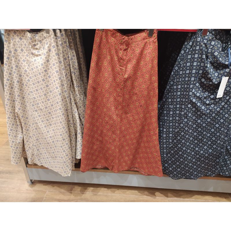 Rok UNIQLO Flare Motif