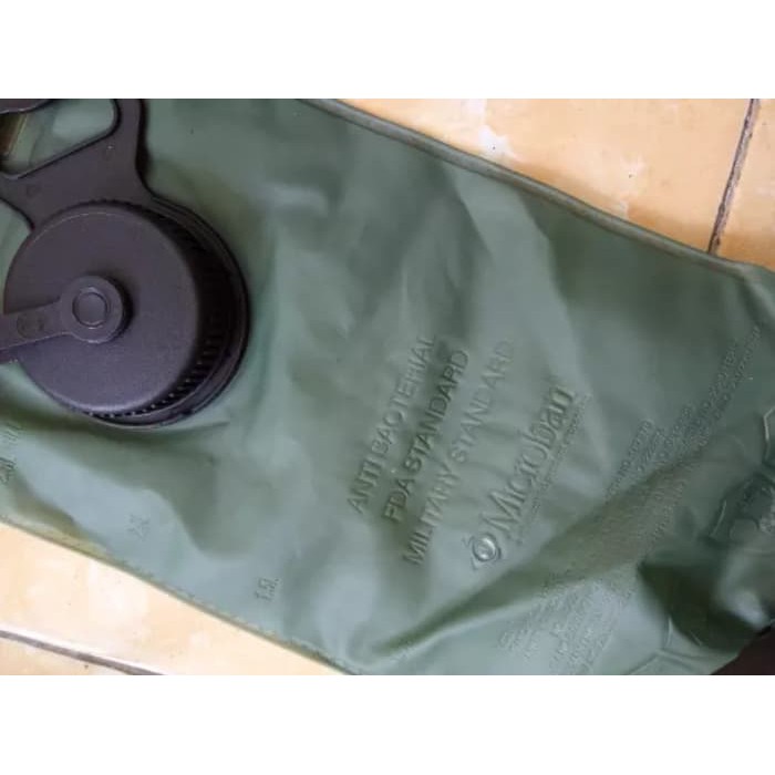 AnjayMalang      water bladder/kantong air/tas air/tempat air asli pembagian tni/jatah