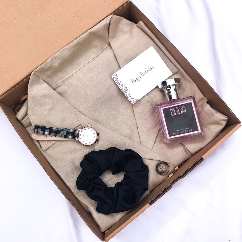 [B3311]HAMPERS OUTER CEWEK PARFUM DAN SCARLETT/KADO PACAR/KADO ULANG TAHUN CEWEK/KADO ANNIVERSARY/KADO VALENTINE/KADO WEDDING/KADO WISUDA/HAMPERS LEBARAN/HAMPERS RAMADHAN/HAMPERS NATAL/HAMPERS TAHUN BARU/KADO VALENTINE