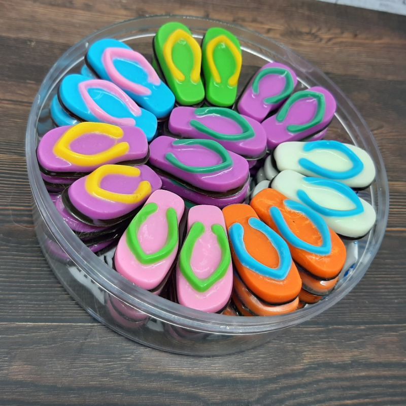 

Cokelat toples karakter sandal