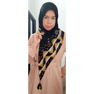 Hijab Segi4 Plisket variasi tasel dan jambul motif random