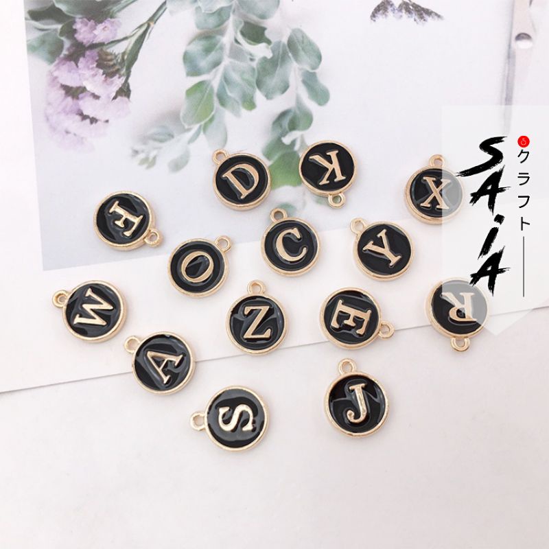 Charm huruf epoxy A to Z koin enamel warna hitam bandul gelang kalung satuan