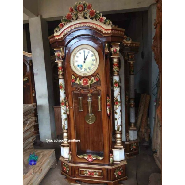 1 SET ALMARI LEMARI JAM  HIAS MURAH RAHWANA MAWAR UKIR MEWAH SUDAH TERMASUK JAM DAN KACA BAHAN KAYU JATI WARNA FINISHING CAT BISA REQUEST FURNITURE MEBEL JEPARA-1