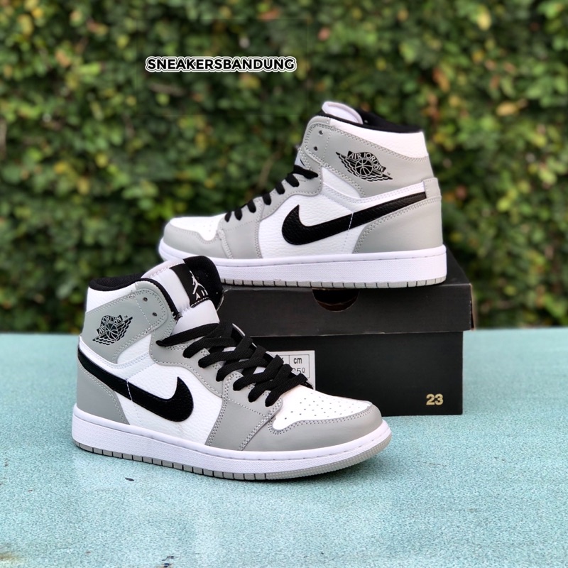 Air Jordan 1 Mid Light Smoke Grey