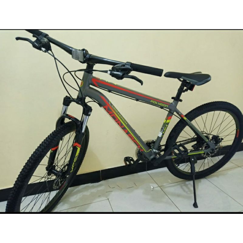 SEPEDA POLYGON MONARCH 4